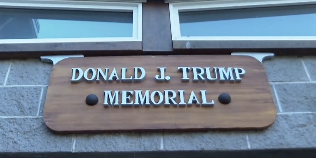 Городские власти Виктории не знают, кто повесил табличку с именем Трампа над туалетом