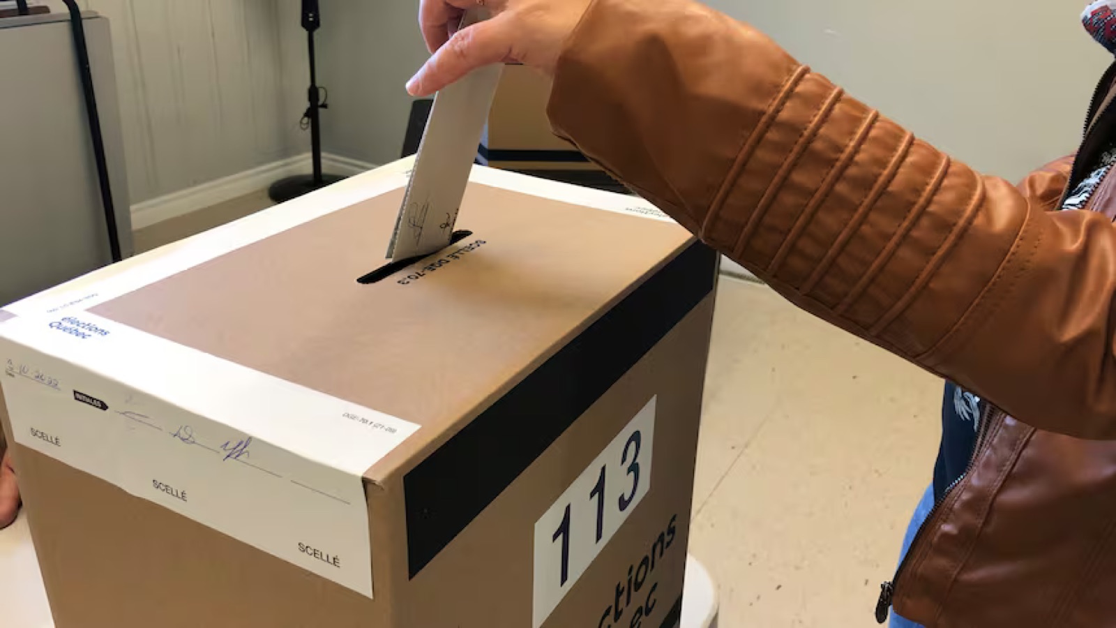 Élections Québec запретил сотрудникам говорить по-английски. Нарушает ли это права англофонов?