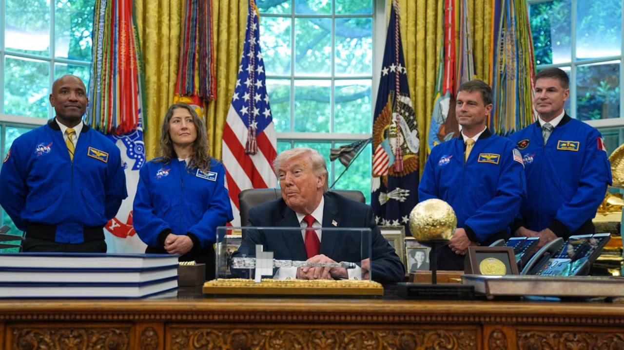 Джереми Хансен стал первым астронавтом не из NASA, получившим Космическую медаль почета США