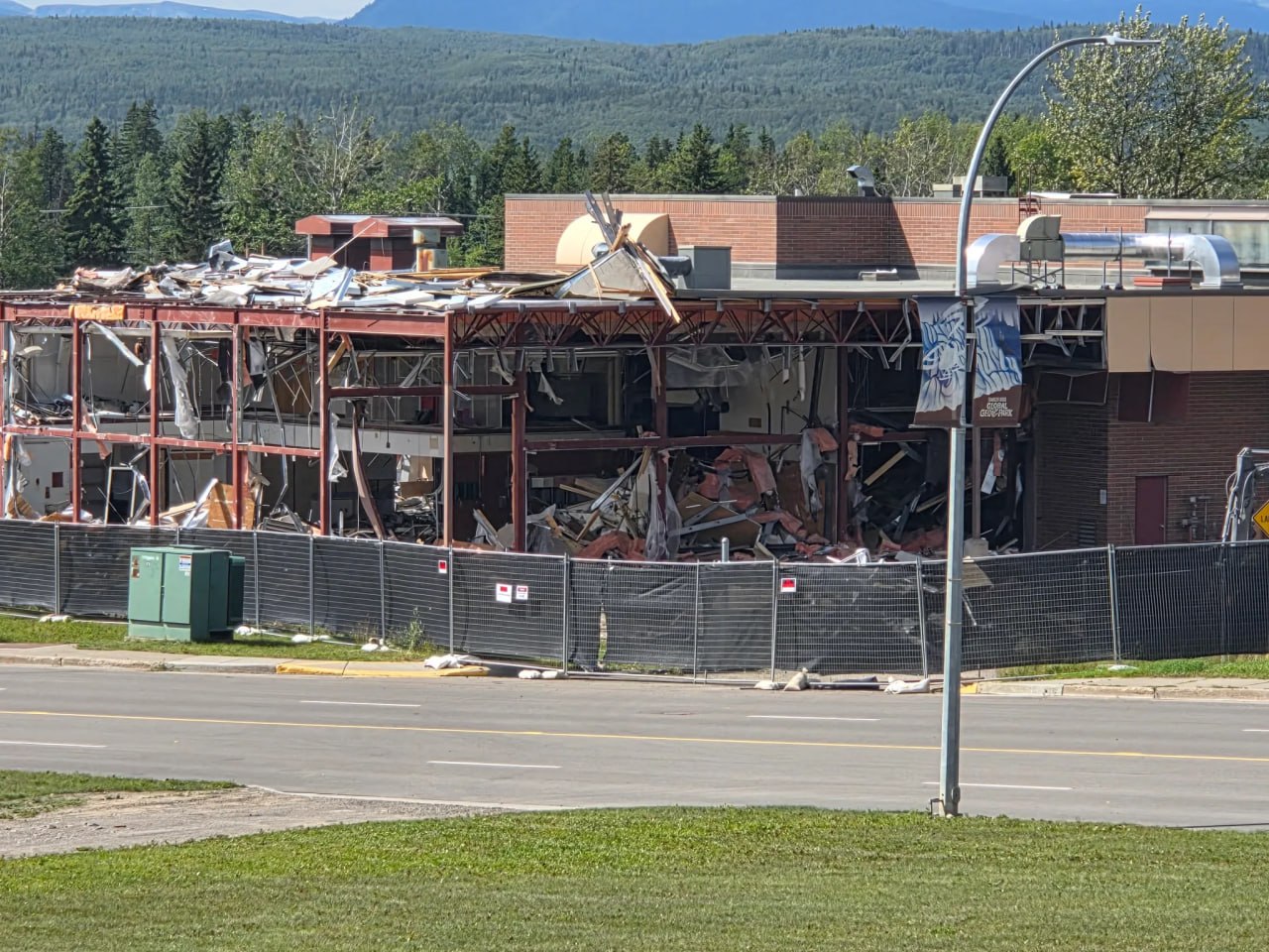 Снос средней школы Tumbler Ridge уже идет